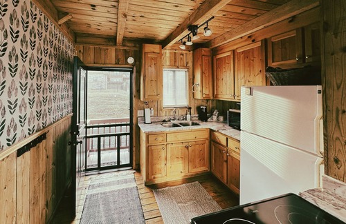 Six Mile Cabina | Rustic Lake Keowee Cabin, Perfect for Couples! Dock, Pool & Boat Slip