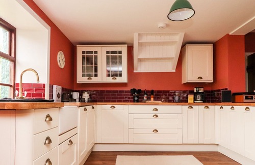 Knott End-on-Sea Cabaña | RUSTIC LANCASHIRE FARMHOUSE, pet friendly, with a garden in Garstang