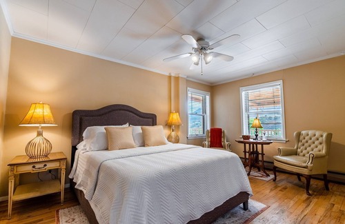 Canon City Cabina | Rustic lodge centrally located to all the Royal Gorge attractions