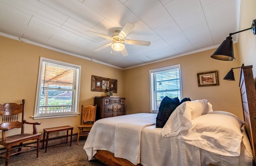 Canon City Cabina | Rustic lodge centrally located to all the Royal Gorge attractions