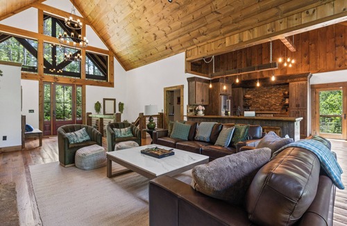 Blue Ridge Cabina | SALE! Rustic Luxe, Tubing, Fishing, Hot-Tub, Games