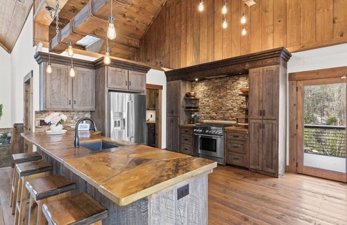 Blue Ridge Cabina | SALE! Rustic Luxe, Tubing, Fishing, Hot-Tub, Games