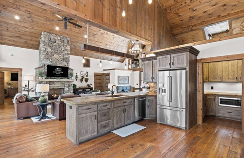 Blue Ridge Cabina | SALE! Rustic Luxe, Tubing, Fishing, Hot-Tub, Games