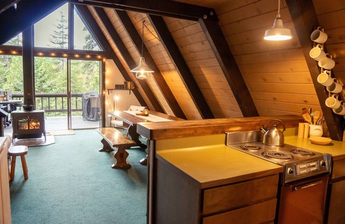 Camp Connell Cabina | Rustic Lofted A-frame+Spacious Deck+Great Views+Central Heat+Wood Stove
