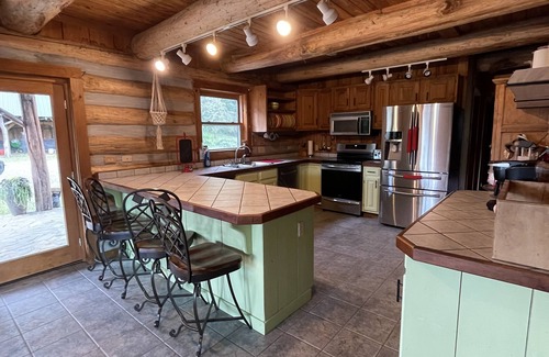 Mars Hill Cabina | Rustic log cabin~ HOT TUB~ Breathtaking mountian views near Hatley Point