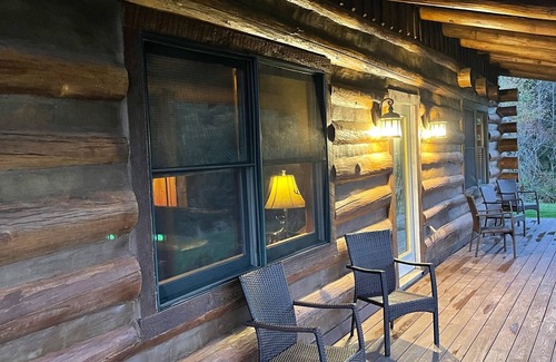 Mars Hill Cabina | Rustic log cabin~ HOT TUB~ Breathtaking mountian views near Hatley Point