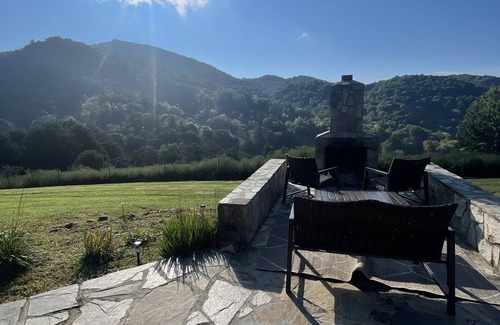 Mars Hill Cabina | Rustic log cabin~ HOT TUB~ Breathtaking mountian views near Hatley Point