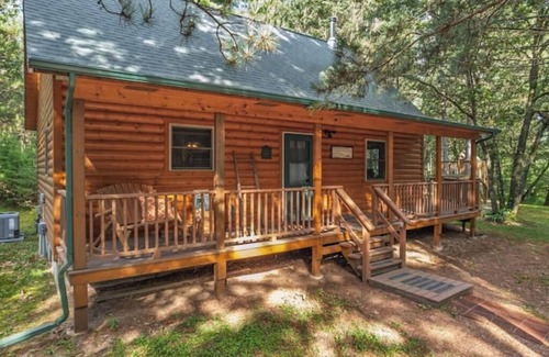 Big Flats Cabina | Rustic Log Cabin on Wooded Acreage Creek Fishing, Firepit, Near Lakes & Golf