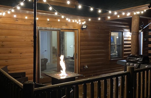 Swinging Bridge Village Casa | Rustic Log Cabin at Swinging Bridge