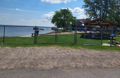 Houghton Lake Heights Cabina | Rustic log cabin near beaches and local boat ramp