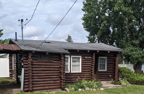 Houghton Lake Heights Cabina | Rustic log cabin near beaches and local boat ramp