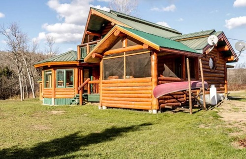 Mauricie Cabina | Rustic log cabin. *Waterfront with Spa*