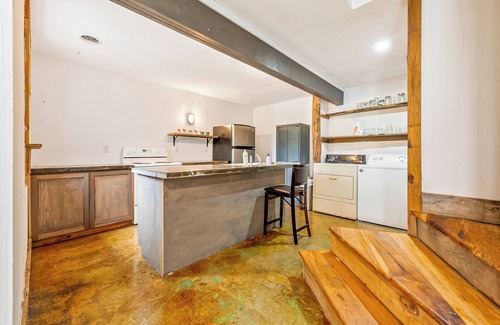 Blacksburg Casa | Rustic log cabin with modern comforts, scenic views, and cozy spaces for the perfect getaway.