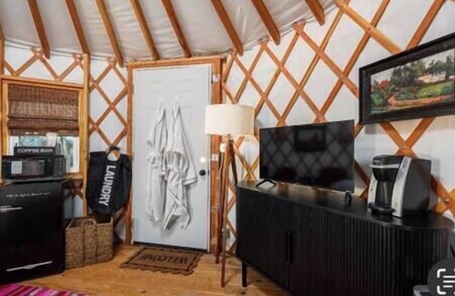Woodway Cabina | Charming Yurt in Woodway- Rustic Luxe Unit #1, with AC & Heating