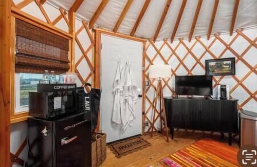 Woodway Cabina | Charming Yurt in Woodway- Rustic Luxe Unit #1, with AC & Heating