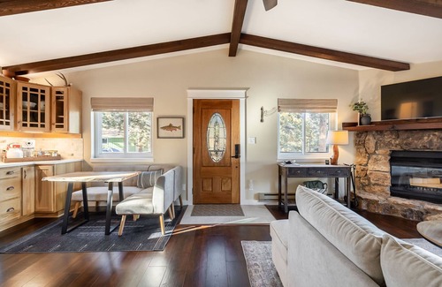 Bailey Cabina | Rustic-luxury cabin with fireplace, deck views & wildlife watching
