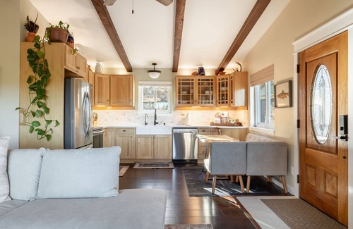 Bailey Cabina | Rustic-luxury cabin with fireplace, deck views & wildlife watching