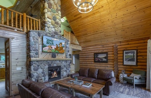 Warrens Casa | Rustic Luxury Getaway with On-Site Restaurant and Pool, Near Three Bears Resort