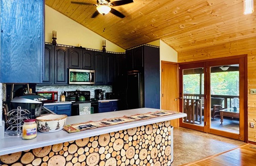 Sevierville Cabina | Rustic Luxury in the Smokies: 3-Level Deck, Treehouse, Hot Tub and Games Galore