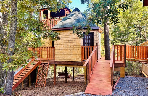Sevierville Cabina | Rustic Luxury in the Smokies: 3-Level Deck, Treehouse, Hot Tub and Games Galore