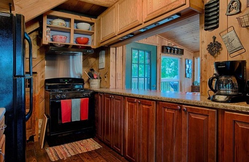 Nancy Cabina | Rustic Luxury Lakefront Cabin in Beautiful Wooded Surroundings