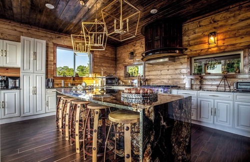 Broken Bow Cabina | Rustic Luxury Lodge Elevated Forest Views Sleeps 18 in Total Comfort