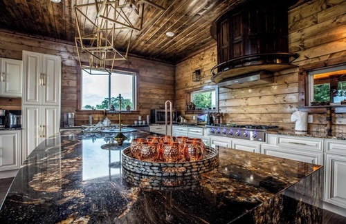 Broken Bow Cabina | Rustic Luxury Lodge Elevated Forest Views Sleeps 18 in Total Comfort