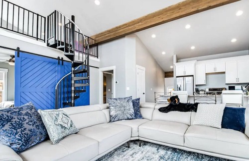 Fish Haven Cabina | Rustic Luxury Modern Cabin Mins to Lake, Trails