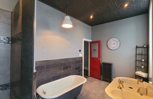 Brighton Apartamento | Rustic-Meets-Modern 3BR Stay in Brighton | Walk to Shops & Parks