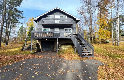 Tower Cabina | Rustic Meets Modern, Cabin on Lake Vermillion! Inc. 2 Kayaks & 1 Canoe. Sleeps 8