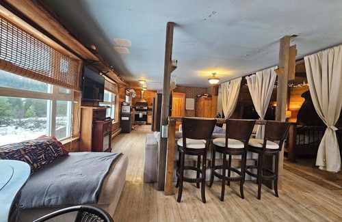 Armstrong Cabina | Rustic Meets The Amenities With Mountain Views
