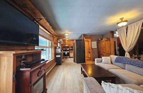 Armstrong Cabina | Rustic Meets The Amenities With Mountain Views