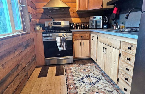 Armstrong Cabina | Rustic Meets The Amenities With Mountain Views
