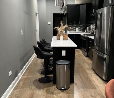 East Garfield Park Apartamento | Rustic Mix