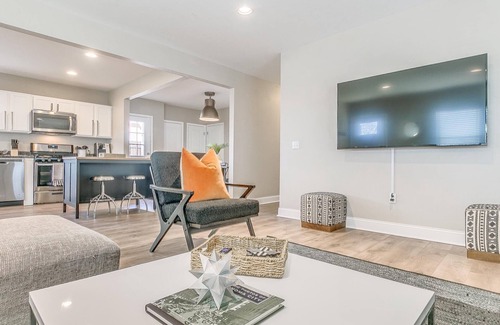 Central Oklahoma City Casa | ***Rustic Modern 4 Bed / 3 Full Bath / 2 Living Rms w Wifi & 5 Smart TVs***