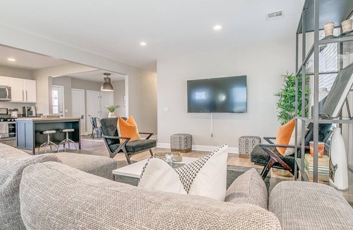 Central Oklahoma City Casa | ***Rustic Modern 4 Bed / 3 Full Bath / 2 Living Rms w Wifi & 5 Smart TVs***