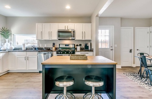 Central Oklahoma City Casa | ***Rustic Modern 4 Bed / 3 Full Bath / 2 Living Rms w Wifi & 5 Smart TVs***