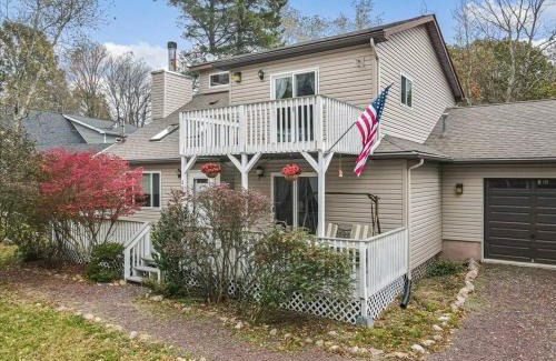 Albrightsville Casa | Rustic Modern Retreat in Poconos