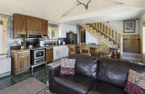 Creede Cabina | Rustic Mountain Cabin-Panoramic Views of Creede - Private Hot Tub!