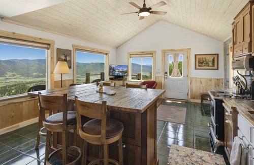 Creede Cabina | Rustic Mountain Cabin-Panoramic Views of Creede - Private Hot Tub!