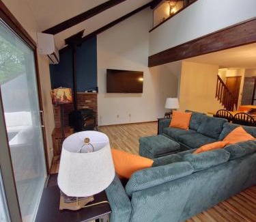 Village at Camelback Apartamento | Rustic Mountain Escape Waterpark, Ski & Views!