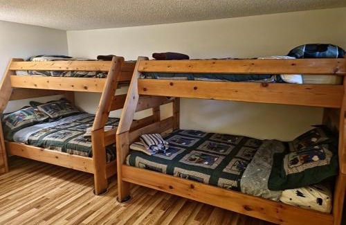 Village at Camelback Apartamento | Rustic Mountain Escape Waterpark, Ski & Views!