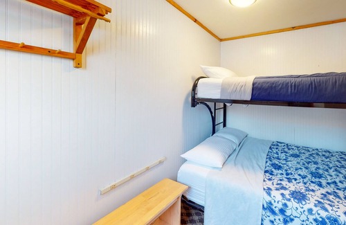 Rochester Casa | Rustic mountain-view home with firepit & washer/dryer - skiing & golf nearby