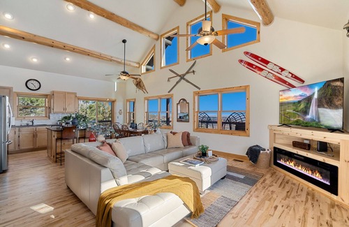Fort Collins Casa | Rustic Mtn Home near Marina | Lake & City Views!