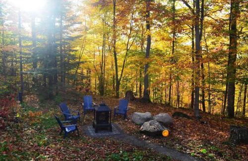 Les Pays-d'en-Haut Regional County Municipality Casa | Rustic nature retreat with Hot Tub