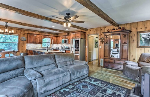 Oakhurst Cabaña | Rustic Oakhurst Retreat < 4 Mi to Bass Lake!