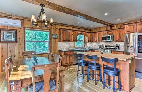 Oakhurst Cabaña | Rustic Oakhurst Retreat < 4 Mi to Bass Lake!