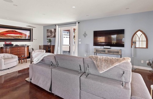 Vernon Casa | Rustic Oasis Lakeview with Hot Tub (Pet Friendly!)