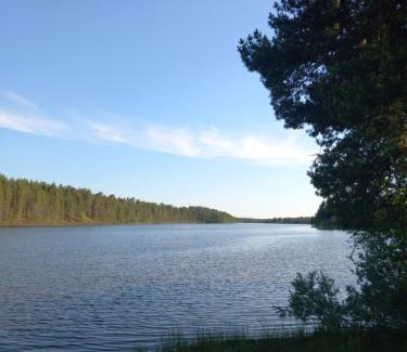 Inari Apartamento | Rustic Old Lakeside Cottage at Sevettijärvi