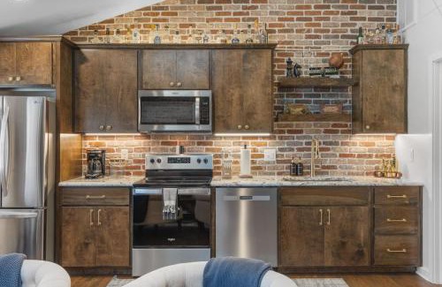 Greenwood Casa | Rustic plus Western - Walk to Bars, Coffee and Restaurants